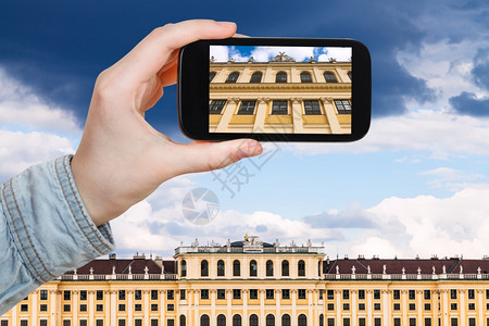 旅行概念维也纳SchlossSchonbrunn宫外智能手机旅游快照图片