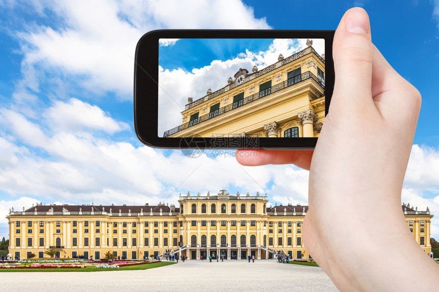 旅行概念维也纳SchlossSchonbrunn宫的智能电话旅游快照图片