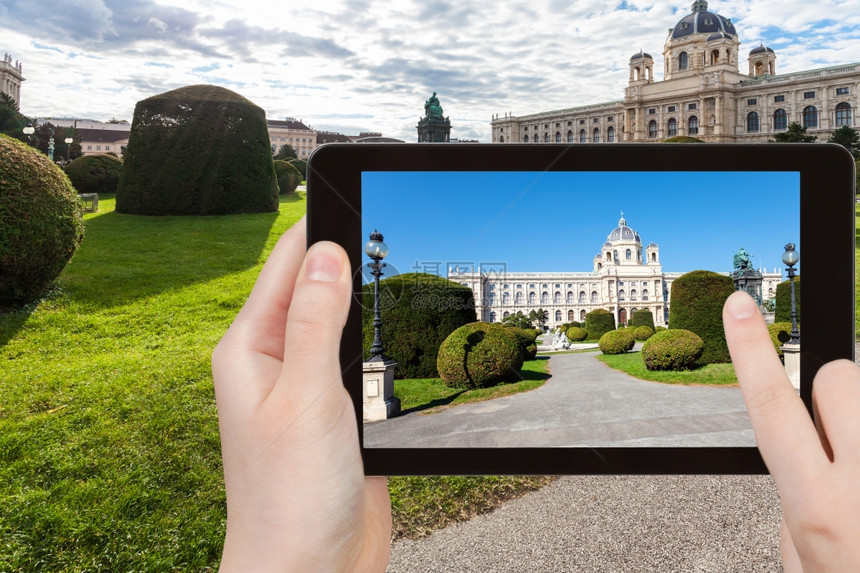 旅游概念在平板电脑上拍摄的维也纳MariaTheresienplatz自然历史博物馆的游客快照图片