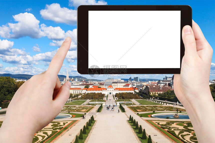 旅行概念维也纳贝尔韦德雷宫位于平板电脑上的旅游摄影花园有空白广告标志的屏图片