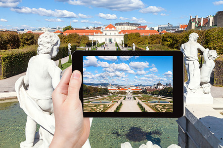旅行概念维也纳喷泉花园和下贝尔韦德雷宫平板上的游客照片图片
