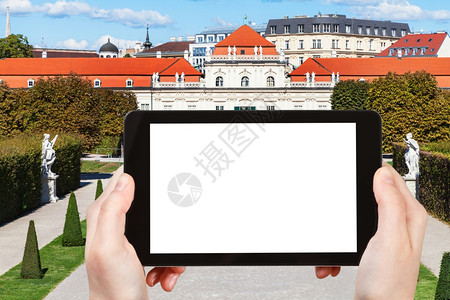 旅行概念游客照片维也纳下贝尔韦德雷宫平板上的照片用空白广告徽标的屏图片