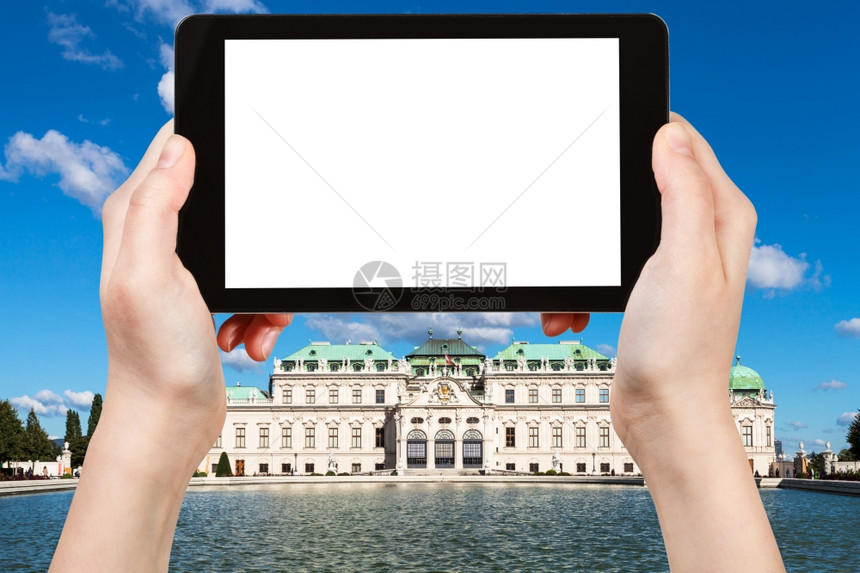 旅行概念游客照片维也纳上贝尔韦德雷宫在平板电脑上用空白广告标志的位置剪掉屏图片