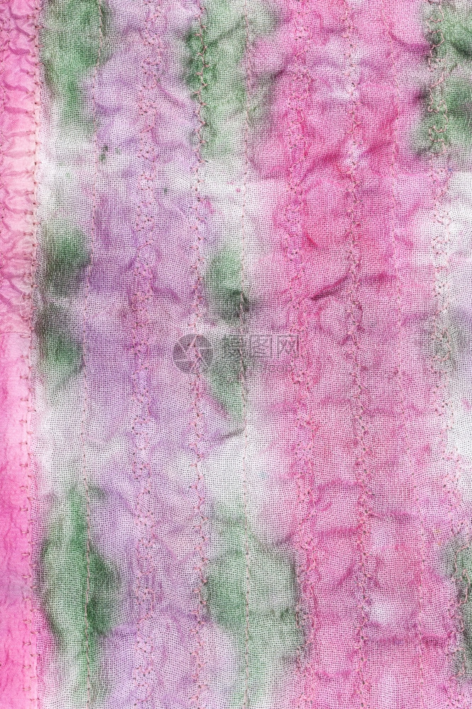 纺织背景手工涂画的粉和绿丝织物图片