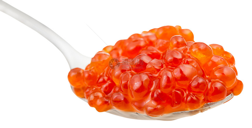 汤匙加鳟鱼鲑红子酱关闭白色背景的隔离区图片