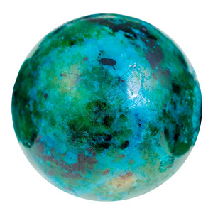 天然矿物石的大型白背景上孤立的绿色和蓝Chrysocolla宝石的球图片