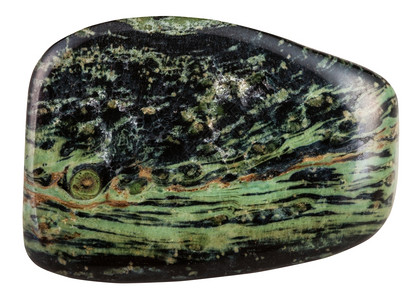 以白色背景隔离的天然矿物石碎的绿色兰花石马达加斯卡尔Jasper海洋Jasper宝石图片