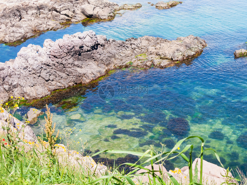 保加利亚黑海岸边度假胜地索佐波尔镇附近黑海沿岸的岩石上图片