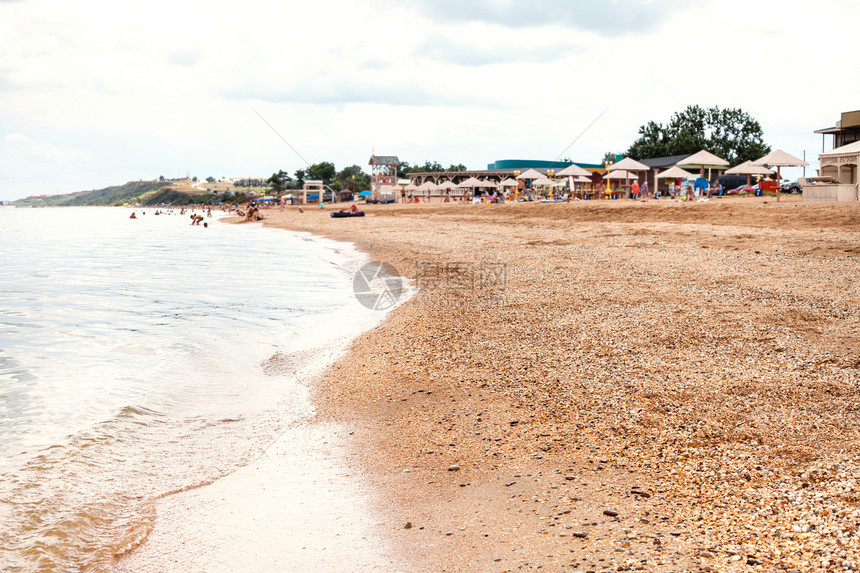 亚速海的沙滩和贝壳海滩俄罗斯库班戈鲁比茨卡亚度假村的特姆鲁克湾图片