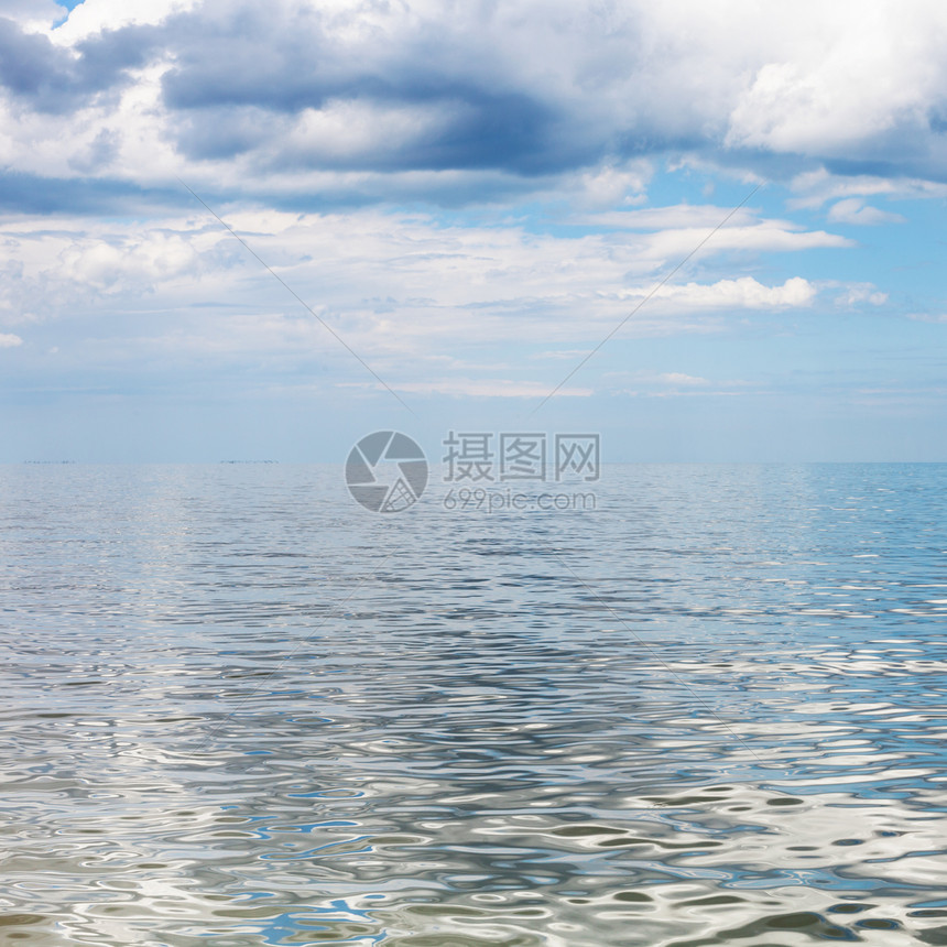 俄罗斯库班塔曼半岛Golubitskaya度假胜地阿佐海Temryuk湾Golubitskaya度假胜地的蓝色天空和平静水方形图片