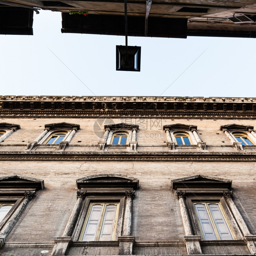前往意大利旅行罗马市狭窄街道ViadeiFarnesi旧宫殿的底部外观图片