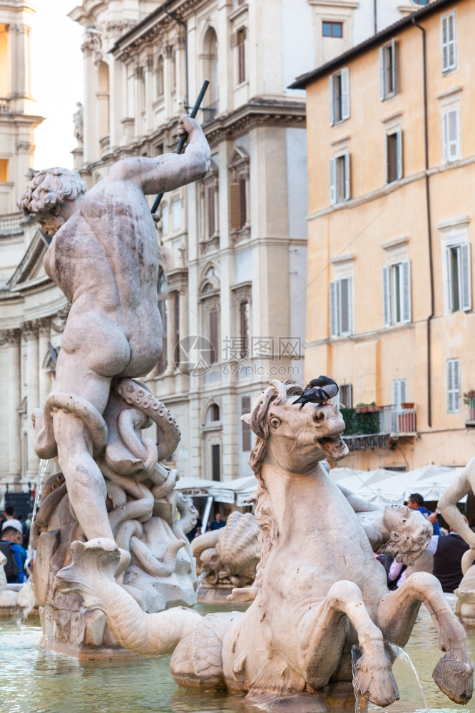 前往意大利旅行罗马市纳沃广场上的FontanadelNettuno海王星雕像图片