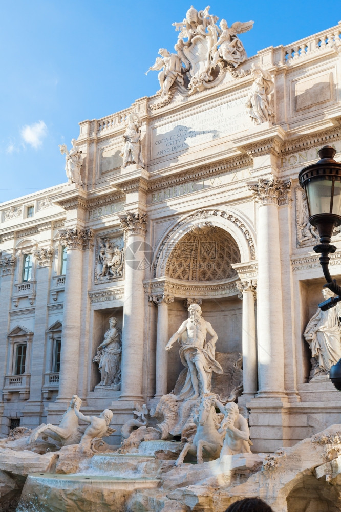 这是罗马最大的巴洛克喷泉也是世界上最著名的喷泉之一图片