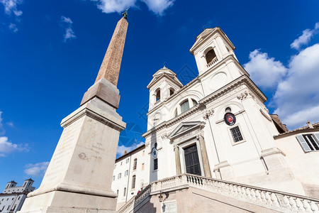 前往意大利旅行方尖碑和罗马市圣蒂西玛特里尼塔德蒙蒂教堂图片
