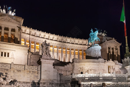 埃曼纽尔二世雕像晚上在罗马市前往意大利AltaredellaPatria祖国阿尔塔维克托埃马纽尔二世纪念碑背景