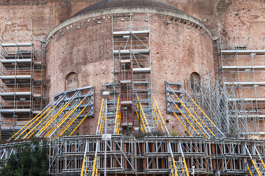 前往意大利地震后加固罗马论坛古建筑的墙壁图片