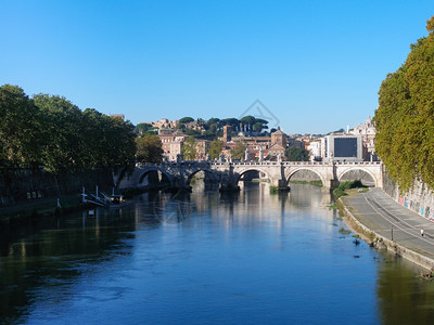 秋季上午在罗马前往意大利蒂贝尔河和庞特圣安热洛杰桥图片