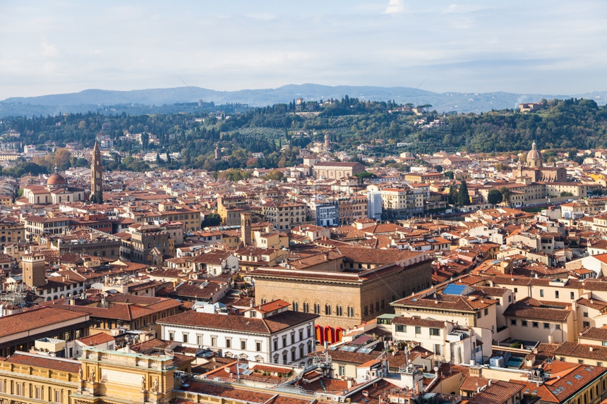 前往意大利旅行在坎帕尼莱佛罗伦萨城的上空图片