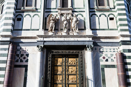 意大利门前往意大利旅行佛罗伦萨市LorenzoGhiberti建造的带有东门浸礼墙圣约翰堂或天之门背景