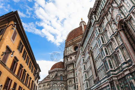 前往意大利佛罗伦萨市的公寓房和Duomo大教堂图片