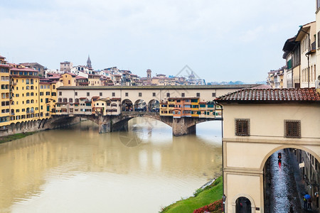 韦奇奥桥前往意大利秋季雨在佛罗伦萨市看到庞特韦奇奥老桥和阿诺河背景