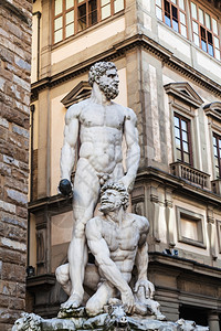 德力士沃伦佛罗伦萨市PiazzadellaSignoria上的海克力士和Cacus雕像这是佛罗伦萨艺术家BacioBandinelli的作背景