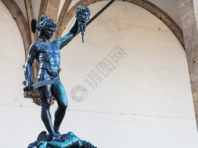 施韦本在佛罗伦萨市的PiazzadellaSignoria上与美杜萨首领一起雕塑珀尔修斯这是154年BenvenutoCellini制背景