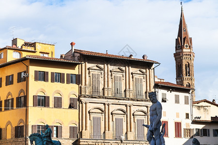 前往意大利佛罗伦萨市DellaSignoria广场的雕塑和房屋图片