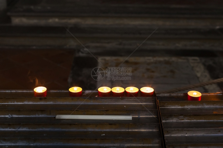 教堂内几处烧燃的纪念蜡烛图片