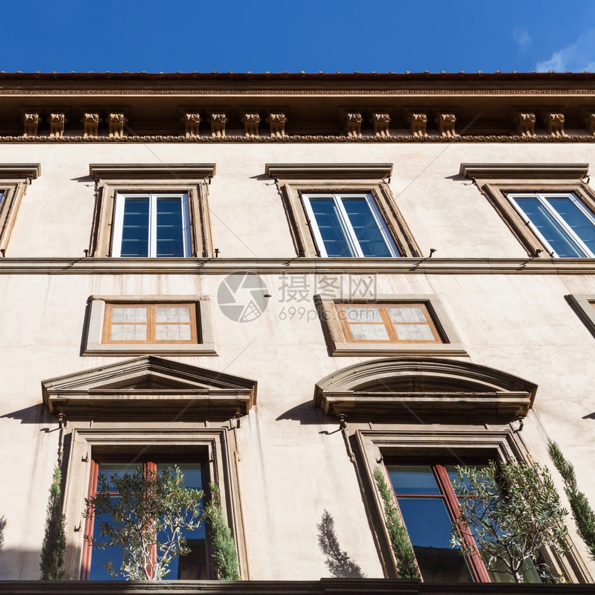 前往意大利佛罗伦萨市太阳照耀的公寓房屋外表图片