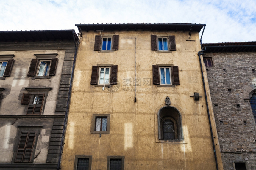 前往意大利佛罗伦萨市历史中心街道上旧公寓楼的露面图片