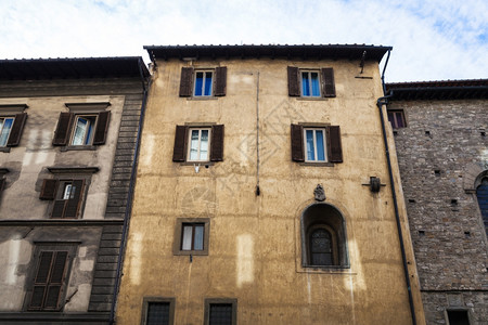 前往意大利佛罗伦萨市历史中心街道上旧公寓楼的露面图片