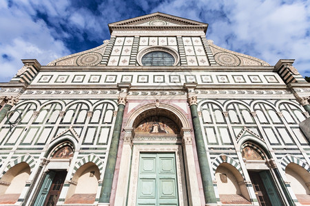 前往意大利旅行佛罗伦萨市圣玛丽亚诺维拉迪弗罗伦萨市消防场教堂的外墙图片