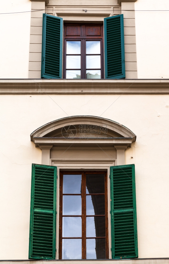 前往意大利佛罗伦萨市城住宅中两扇窗户图片
