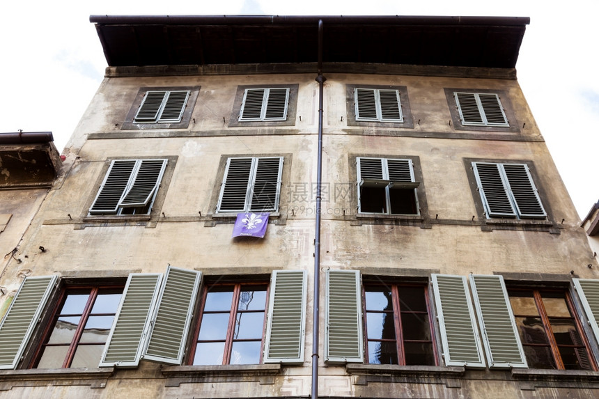 前往意大利佛罗伦萨市大衣挂着佛罗伦萨大衣的旧房子外墙图片