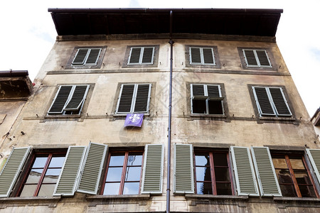 前往意大利佛罗伦萨市大衣挂着佛罗伦萨大衣的旧房子外墙背景图片