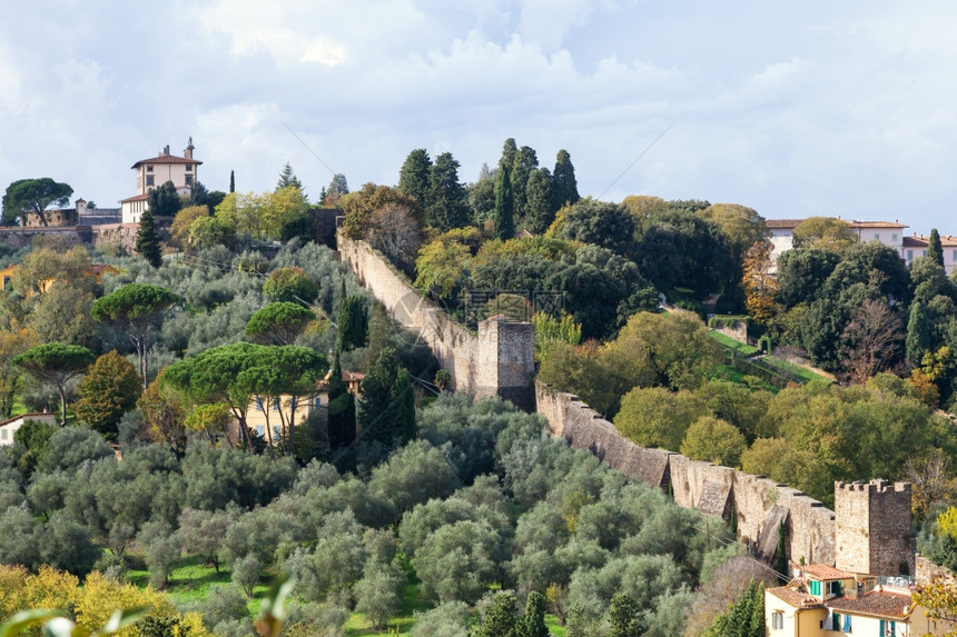 前往意大利旅行秋天在佛罗伦萨市PiazzaleMichalangelo的GiardinoBardini绿花园和隔离墙的上空图片
