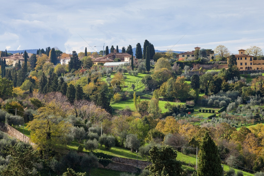 在佛罗伦萨市郊区的绿色花园旁秋天从佛罗伦萨市的PiazzaleMichalangelo前往意大利图片