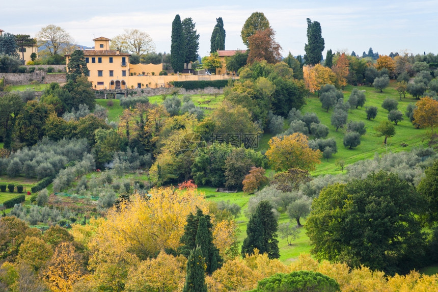 前往意大利旅行在佛罗伦萨市郊从的PazzaleMichalangelo到佛罗伦萨市的绿色和黄花园的上空秋天图片