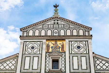 弗朗顿前往意大利旅行佛罗伦萨市BasilicaSanMininatoalMonte山上的装饰屋顶背景