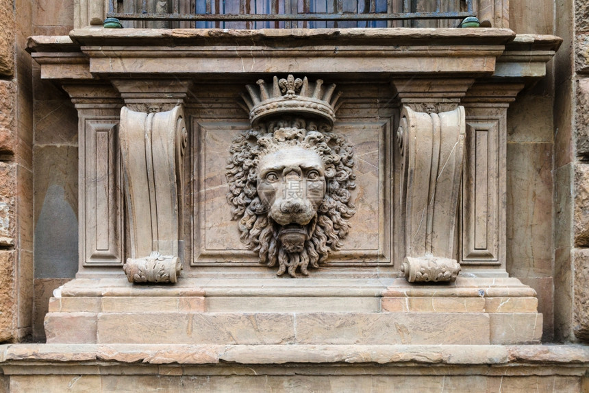 前往意大利佛罗伦萨市Palazzopitti外墙的狮子头饰图片