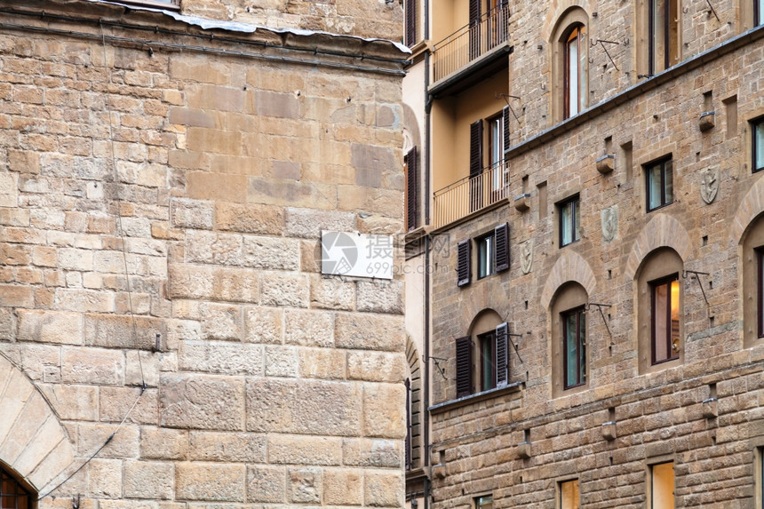 前往意大利佛罗伦萨市中世纪住宅墙图片