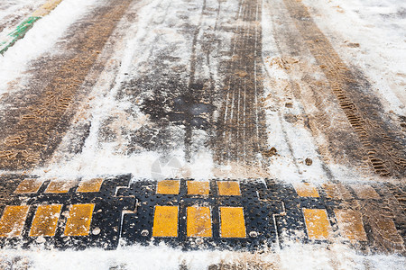 冬季城市公路上积雪的速起图片