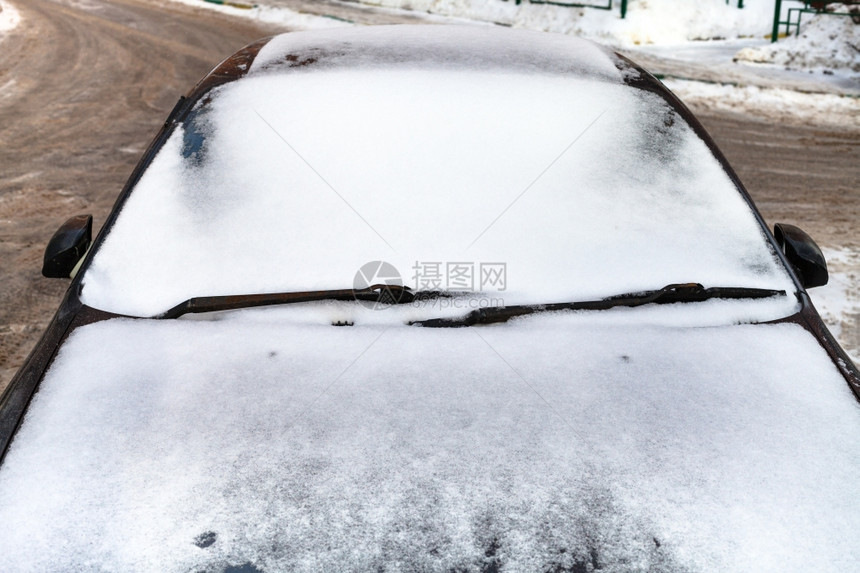 冬季天有雪覆盖的汽车前部视图图片