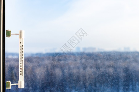 冷冬日窗玻璃上温度为零下25摄氏度的户外温计图片