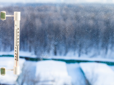 冷冬日寒时家庭窗户温度为负25摄氏的户外温计图片