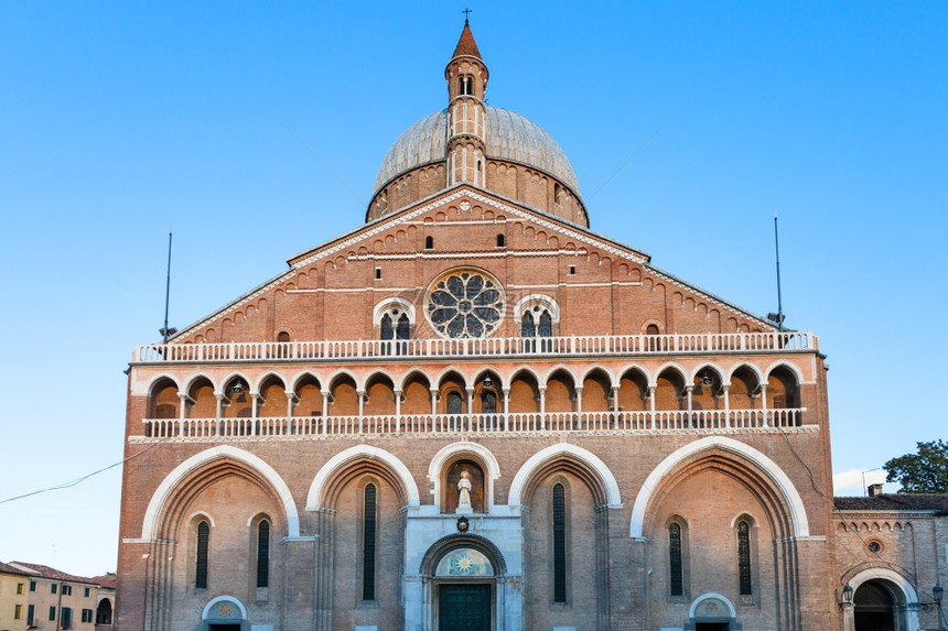 前往意大利帕多瓦市圣安东尼大教堂Basilicadisantantoniodipadova正面图图片