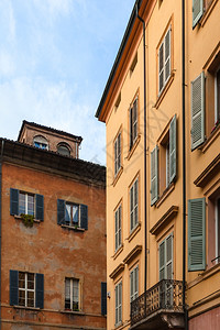 前往意大利旅行摩德纳市旧城房屋的外表图片