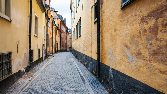 斯德哥尔摩市加尔马斯坦老城普拉斯特加坦牧师街步行街图片