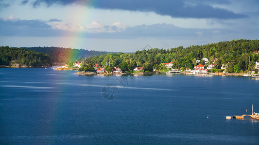 瑞典阳光明媚的秋天有村庄和彩虹图片